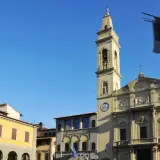 Il centro storico di Montevarchi con la sua torre campanaria e la chiesa illuminati dal sole.