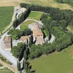 Vista aerea della tenuta Altesino winery, con vigneti, cipressi e casali in pietra.