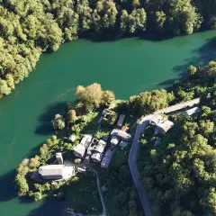 Un borgo incantevole, l'isola santa delle Alpi Apuane, abbracciato da un lago smeraldo e boschi rigogliosi.