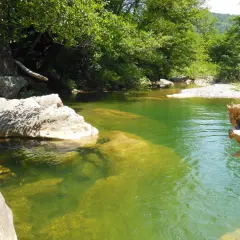 Acque cristalline e rocce levigate nella riserva naturale Farma, un angolo di paradiso incontaminato.
