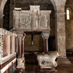 Interno del duomo di Barga con pulpito scolpito e leone stiloforo.