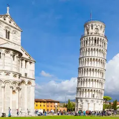 La Torre di Pisa, con il Duomo accanto, è una meta imperdibile per una visita. Turisti ammirano la celebre pendenza.