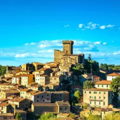 Borgo medievale con torre imponente, un vero gioiello da scoprire. Arcidosso cosa vedere: un panorama mozzafiato tra case in pietra e cielo azzurro.