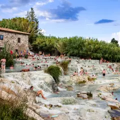 Cascate del Mulino a Saturnia, un luogo magico per rilassarsi. Per sapere come arrivare a Saturnia in treno, cerca online!