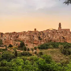 Pitigliano, un borgo medievale arroccato su una rupe tufacea, offre panorami mozzafiato. Un luogo dove il tempo sembra essersi fermato, con scorci che incantano e invitano a scoprire cosa vedere.