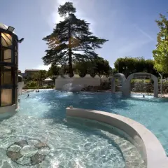 Piscine termali a Casciana Terme: cosa vedere? Relax e divertimento tra getti d'acqua, scivoli e un'architettura moderna.