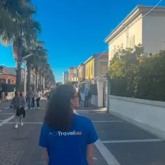 Passeggiata nel centro storico di Marina di Cecina, tra palme e case colorate.