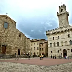 Piazza del Popolo a Montepulciano, con la chiesa romanica e il Palazzo Comunale.