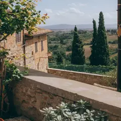 Capalbio, famosa per i suoi borghi medievali e i paesaggi toscani, con panni stesi al sole e cipressi che svettano.