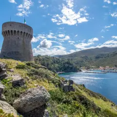 Torre del Giove, simbolo di Capraia isola, domina il golfo azzurro con il suo antico fascino.
