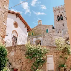 Borgo medievale con chiese e torre campanaria. Castagneto Carducci, dove si trova questo incantevole scorcio, è un gioiello toscano.
