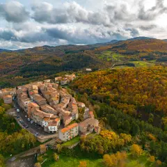 Borgo medievale sul Monte Amiata, cosa fare? Esplora i suoi vicoli e goditi i colori autunnali dei boschi circostanti.