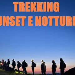 Gruppo di escursionisti al tramonto e di notte al passo dell'Abetone, con luci frontali accese.
