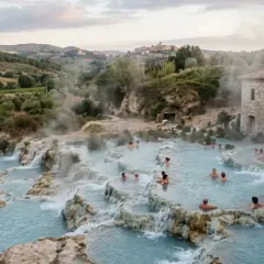 Le terme di Vetulonia, con le loro acque azzurre e fumanti, offrono un rifugio rilassante tra colline toscane.