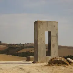 Scultura moderna in cemento nel paesaggio collinare toscano, sito transitorio Asciano.
