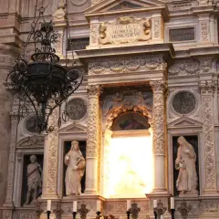Dettaglio dell'altare del tempio di San Biagio con statue e un lampadario antico.
