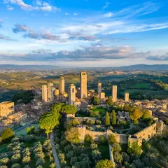 San Gimignano, con le sue torri medievali, è un gioiello toscano. Scopri i suoi san gimignano geheimtipps, tra uliveti e panorami mozzafiato.