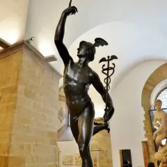 Mercurio in bronzo, un'opera che ricorda la leggerezza di David di Donatello. La statua, con il caduceo, sembra danzare.