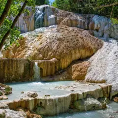 Cascate di travertino e acque azzurre alle terme di Saturnia, un luogo magico sul Monte Amiata.