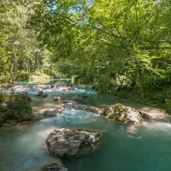 Acque turchesi scorrono tra rocce e vegetazione lussureggiante nel **Val d'Elsa**. Un angolo di paradiso naturale.