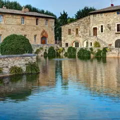 Bagno Vignoni: un luogo incantevole dove se baigner nelle acque termali, circondati da antichi borghi in pietra.