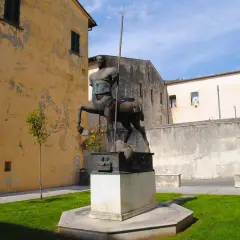 Centauro in bronzo, una delle tante pietrasanta sculture, domina la piazza.