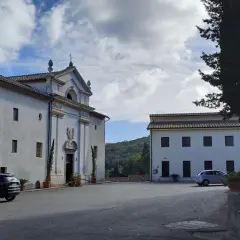 Il complesso dei Passionisti Argentario, con la sua chiesa bianca e gli edifici circostanti, immerso nel verde.