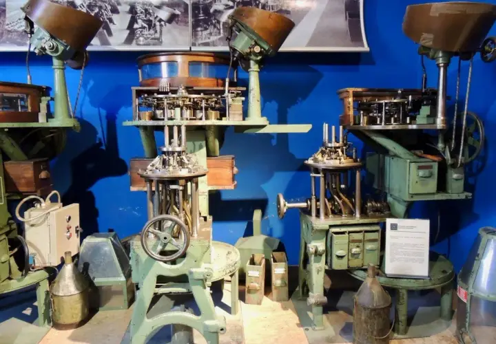 Macchine antiche per la lavorazione del tabacco, un vero smi campo tizzoro di ingegneria meccanica.
