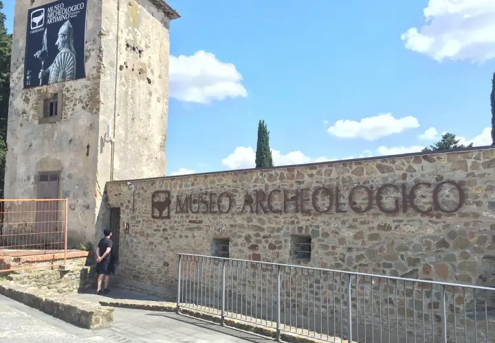Museo Archeologico di Carmignano: un tesoro da scoprire. Un uomo si avvicina all'ingresso di questo luogo storico.