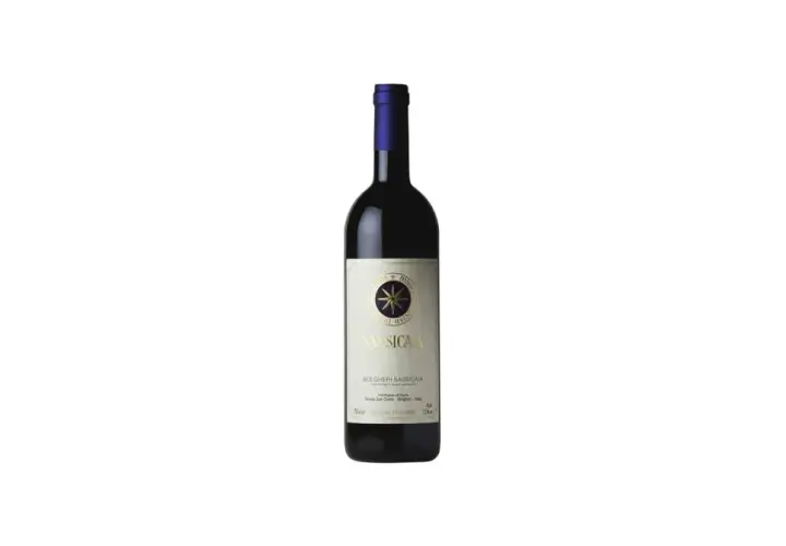 Bottiglia di Sassicaia 2018, un vino eccellente con un punteggio elevato.