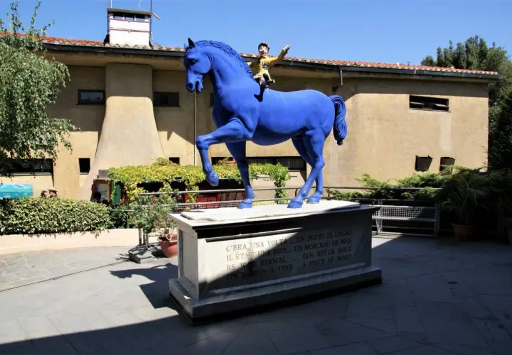 Statua blu di cavallo con Pinocchio a cavalcioni, nel Pinocchio Park.