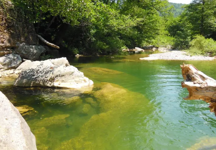 Acque cristalline e rocce levigate nella riserva naturale Farma, un angolo di paradiso incontaminato.