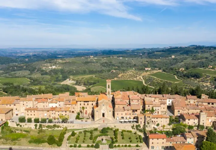 Panoramica aerea di Barberino Val d'Elsa, con il borgo medievale e la campagna toscana circostante. Scopri cosa vedere in questo incantevole luogo.