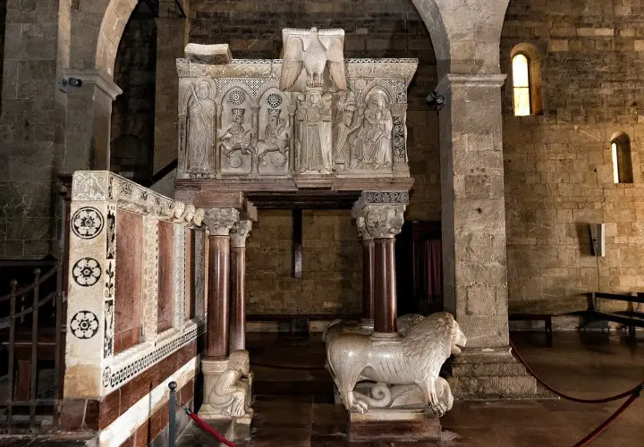 Interno del duomo di Barga con pulpito scolpito e leone stiloforo.