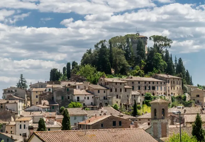 Panoramica di Cetona, un borgo toscano con case in pietra e tetti in cotto, dominato da una torre antica. Cosa vedere in questo incantevole paesaggio.