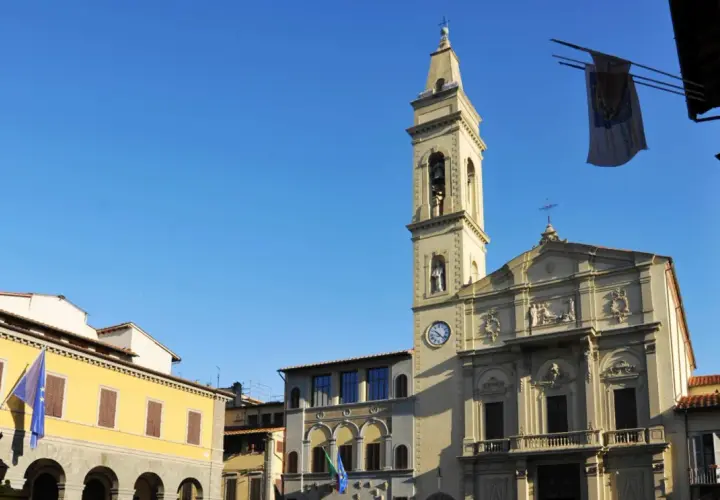 Il centro storico di Montevarchi con la sua torre campanaria e la chiesa illuminati dal sole.