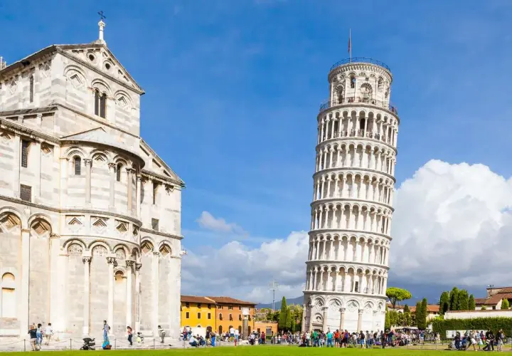 La Torre di Pisa, con il Duomo accanto, è una meta imperdibile per una visita. Turisti ammirano la celebre pendenza.