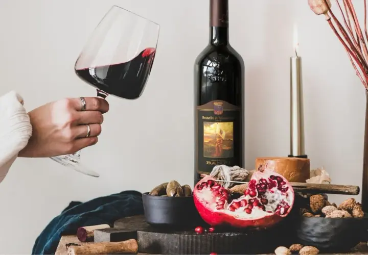Un bicchiere di Brunello di Montalcino, pronto per essere gustato con formaggio e frutta secca. Perfetti abbinamenti per un'esperienza sensoriale.
