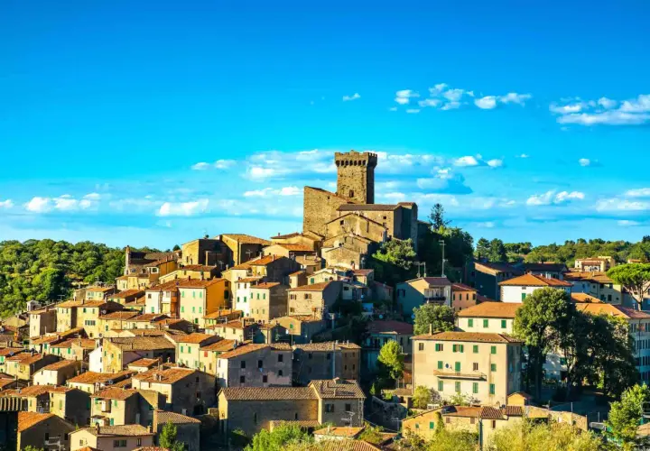 Borgo medievale con torre imponente, un vero gioiello da scoprire. Arcidosso cosa vedere: un panorama mozzafiato tra case in pietra e cielo azzurro.