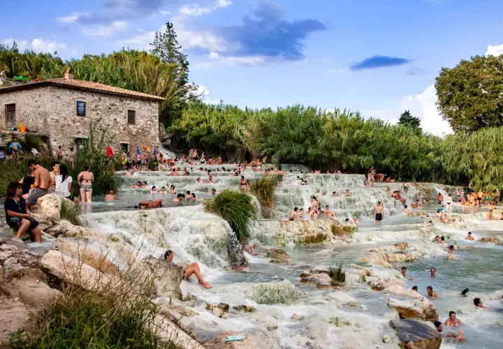 Cascate del Mulino a Saturnia, un luogo magico per rilassarsi. Per sapere come arrivare a Saturnia in treno, cerca online!