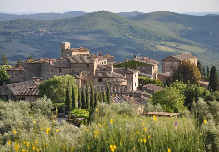 Radda in Chianti: borgo medievale tra colline verdi e uliveti. Un panorama da sogno per scoprire cosa vedere.