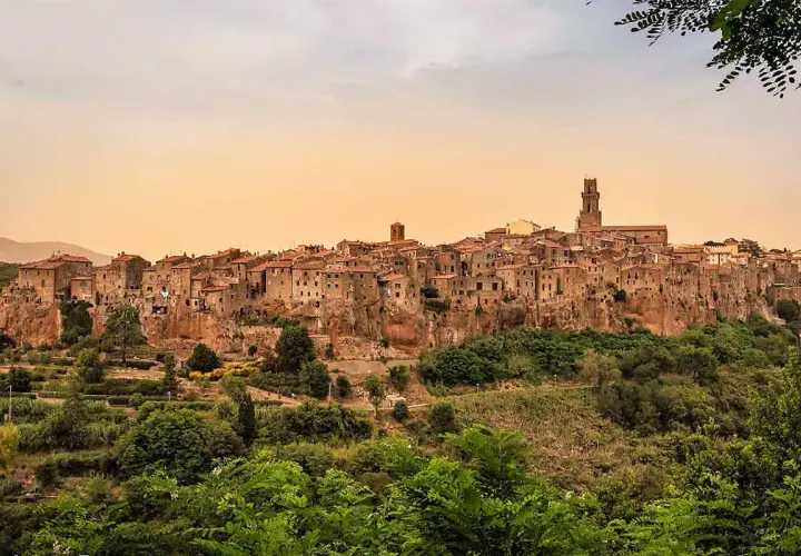 Pitigliano, un borgo medievale arroccato su una rupe tufacea, offre panorami mozzafiato. Un luogo dove il tempo sembra essersi fermato, con scorci che incantano e invitano a scoprire cosa vedere.