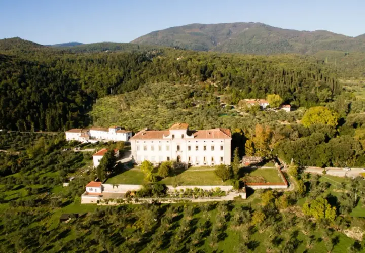 Villa medicea di Montemurlo, un gioiello da scoprire tra colline verdi e uliveti.