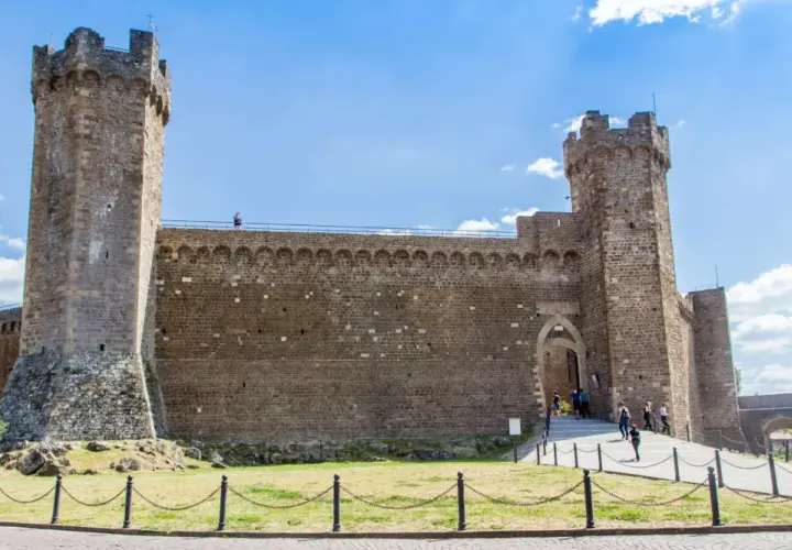 La fortezza medievale con torri imponenti e mura di pietra, un luogo dove il tempo sembra essersi fermato.