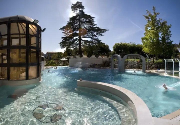 Piscine termali a Casciana Terme: cosa vedere? Relax e divertimento tra getti d'acqua, scivoli e un'architettura moderna.
