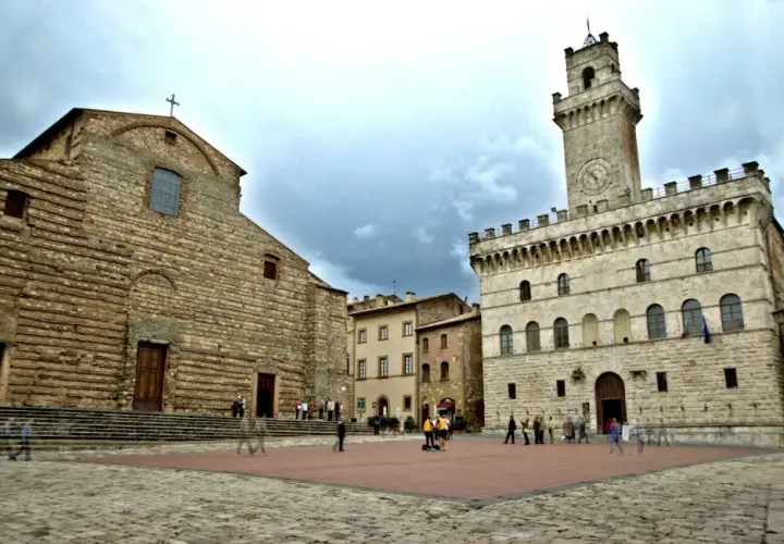 Piazza del Popolo a Montepulciano, con la chiesa romanica e il Palazzo Comunale.