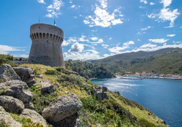 Torre del Giove, simbolo di Capraia isola, domina il golfo azzurro con il suo antico fascino.