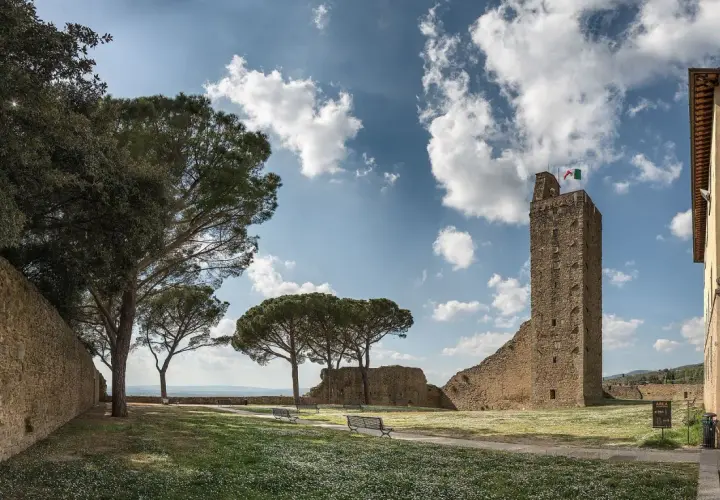 Torre del Cassero e mura medievali, un luogo incantevole da scoprire tra le cose da vedere a Castiglion Fiorentino.
