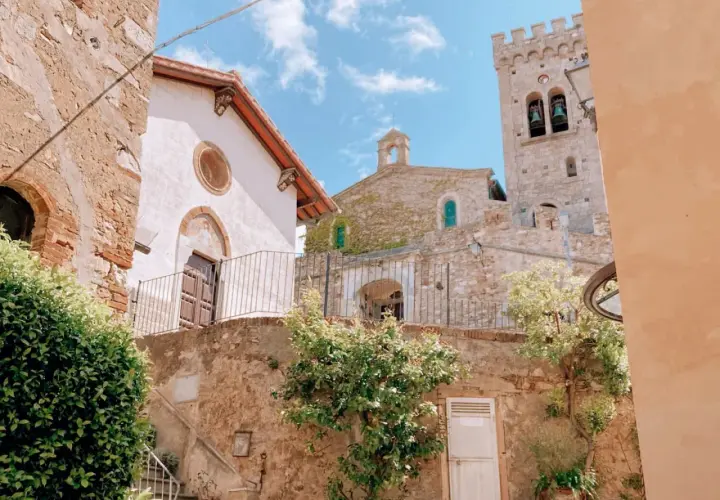 Borgo medievale con chiese e torre campanaria. Castagneto Carducci, dove si trova questo incantevole scorcio, è un gioiello toscano.