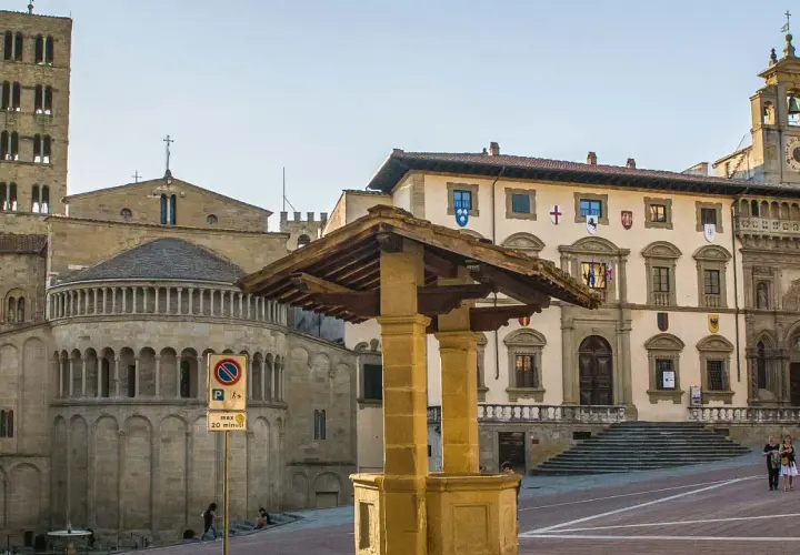 Piazza Grande ad Arezzo, con la Pieve di Santa Maria Assunta e il Palazzo dei Priori. Un luogo perfetto per scoprire le cose da fare ad Arezzo.